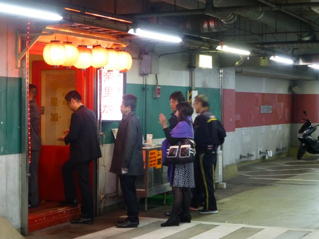 画像: ランチ時にはいつも行列が。ちょっと不思議な風景。