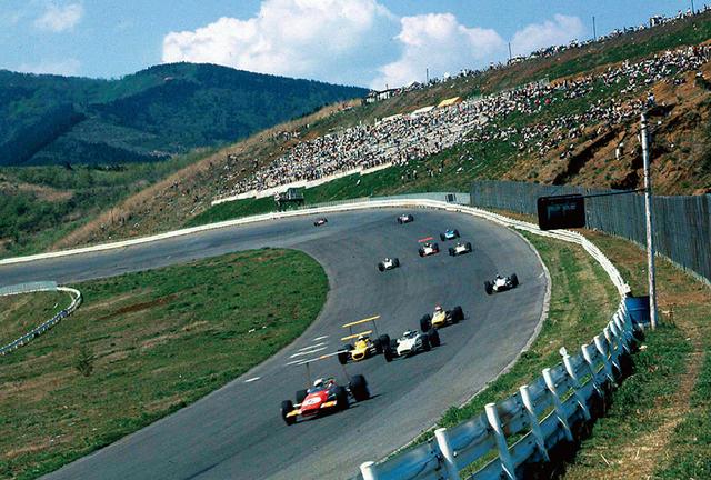 画像: 1969年5月に開催されたJAFグランプリでの30度バンクの様子。このレースはフォーミュラマシンで闘われた。