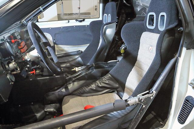 画像: TRD製のバケットシートが備わるコクピットは思ったより狭くないが、シートのすぐ後ろにはエンジンが搭載されているから、かなり暑そう…。