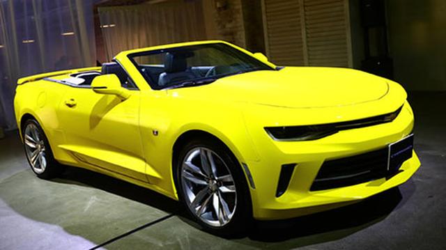 画像: コンバーチブルモデルには2L直4ターボエンジンを搭載する。