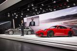 画像: 3月のジュネーブオートサロンで壇上に立ったポルシェAGのオリバー・ブルーメ社長。