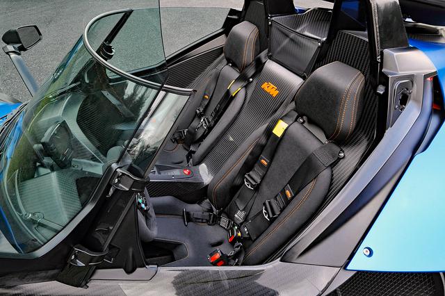 画像: カーボン製のコクピットは意外と広い。シートは固定式なので、ドラポジはペダルをスライドして調整する。