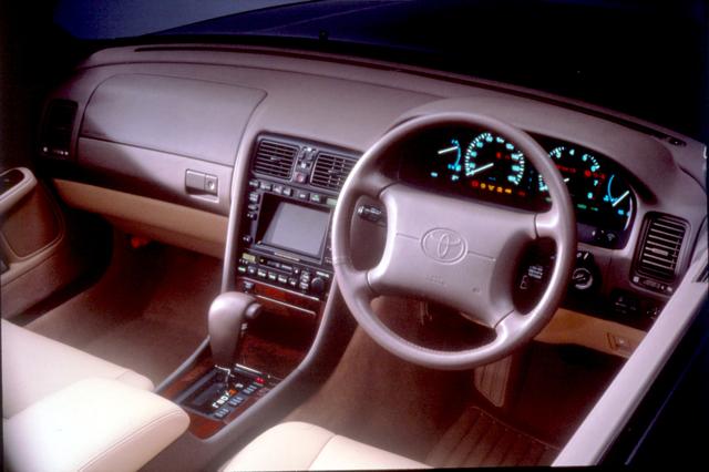 画像: 1992年のマイナーチェンジでは、音声ガイド付きのGPSカーナビゲーション対応マルチエレクトロビジョンをオプション設定。