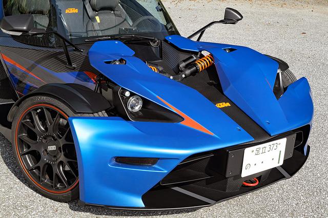 画像: タイヤは前後異サイズのミシュラン・スーパースポーツ。サスペンションの一部もむき出しで見える。