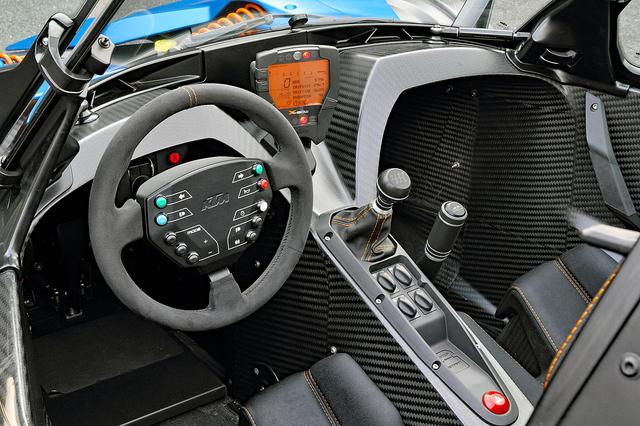 画像: ウインカー/ライト/ホーンなどのスイッチはステアリング上。シフト手前にワイパーやヒーターのスイッチ。