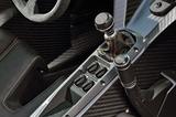 画像: 6速MTのシフトストロークは少し大きめ。その右にパーキングブレーキのレバーが備わる。