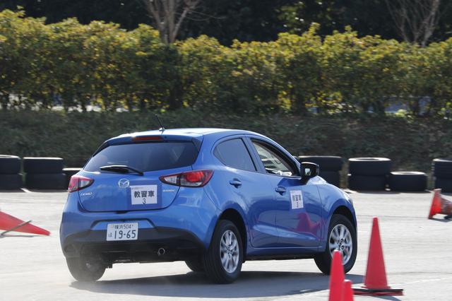 画像: ベーシックレッスンではサーキット走行経験の少ない人を対象に、車両の荷重移動の実践レッスンを行う。講師から直接教えてもらうことができる。