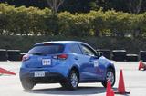 画像: ベーシックレッスンではサーキット走行経験の少ない人を対象に、車両の荷重移動の実践レッスンを行う。講師から直接教えてもらうことができる。