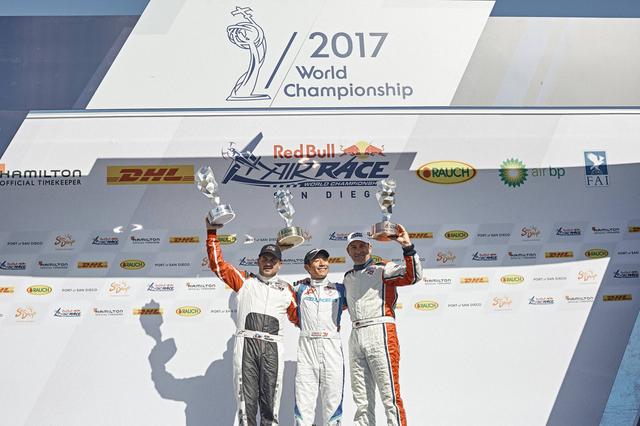 画像: 2位のピーター・ポドランセック選手(左)、3位のドルダラー選手と表彰台に立つ室屋選手。©Red Bull Media House