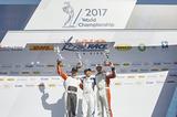 画像: 2位のピーター・ポドランセック選手(左)、3位のドルダラー選手と表彰台に立つ室屋選手。©Red Bull Media House