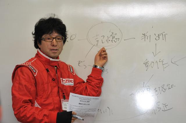 画像: いきなり走り始めるわけではなく、まずはドライビングの基本理論を座学で学ぶ。