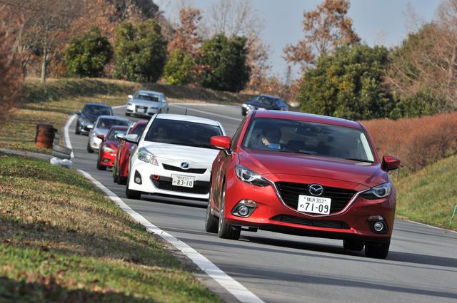 画像: サーキット初めての人のために、先導する車両について走行して、まずはその感覚になれることから始める。