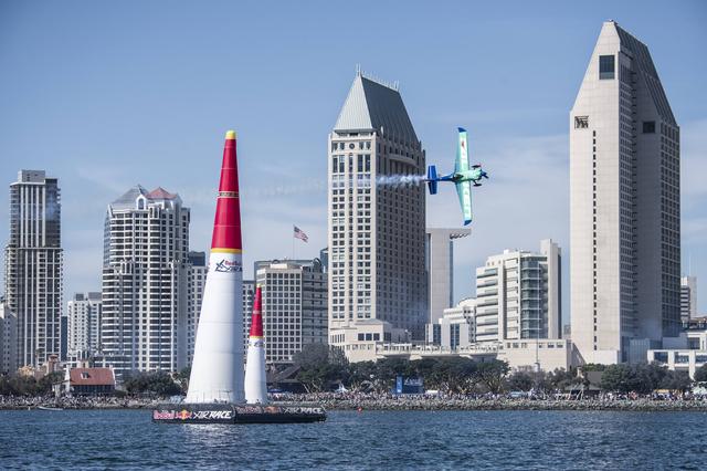 画像: カラーリングをシルバーからファルケンカラーに一新した室屋機。©Red Bull Media House