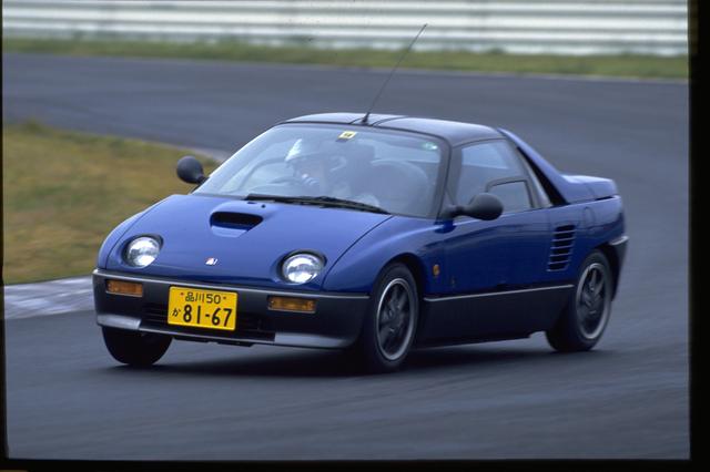 画像: サーキットを走る AZ-1。