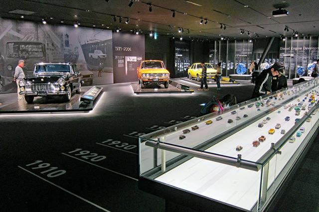 画像: 動態保存されている歴代モデル。手前のショーケースに、1/43スケールのミニカーを時系列に展示している。