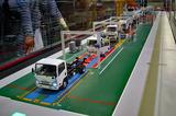 画像: 藤沢工場の車両組み立てラインを1/20スケールの精密な模型で忠実に再現している。