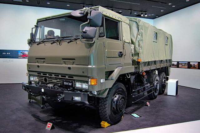 画像: 陸上自衛隊の6輪駆動トラック「SKW」。もちろん、このクルマも運転席に乗り込んだりできる!