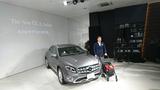 画像: 魅力的なペット用のアクセサリーも多数用意した新型GLA。