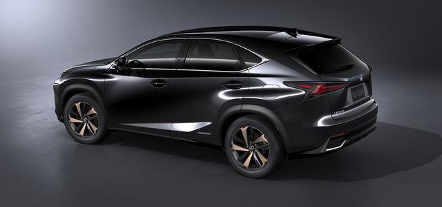 画像2: ハイブリッドの車名はこれまで通り。ウインカーの点灯パターンはシーケンシャルタイプに変更された(写真は中国仕様)。