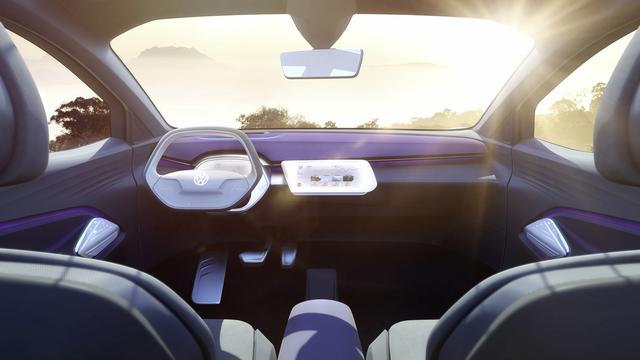 画像: シンプルなインパネまわりには、AR技術が使われる。