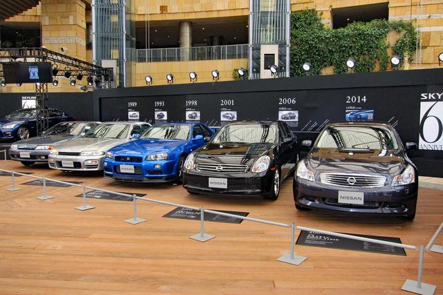画像: ステージ右側には、左から8代目(R32型)から12代目(V36型)まで5台が並ぶ。