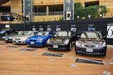 画像: ステージ右側には、左から8代目(R32型)から12代目(V36型)まで5台が並ぶ。