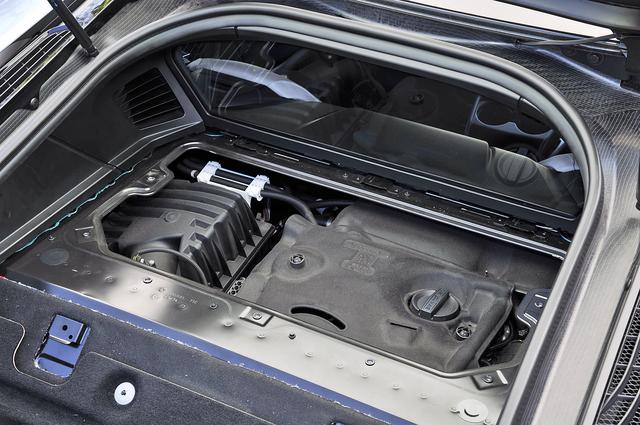 画像: トランクスペース奥のカバーを外すと、1.5Lの3気筒ターボエンジンがわずかに見える。