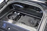 画像: トランクスペース奥のカバーを外すと、1.5Lの3気筒ターボエンジンがわずかに見える。