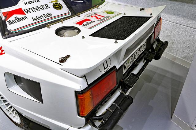 画像: トランク上にはオイルクーラー。スタックしたときにナビゲーターが乗れるよう、バンパーにはステップも備わる。