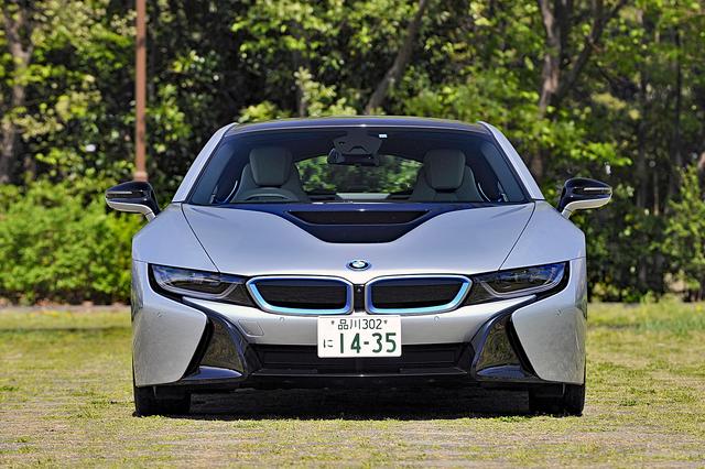 画像: BMWのアイデンティティであるキドニーグリルは幅広くなり、内側をブルーに縁取られている。