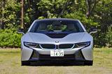 画像: BMWのアイデンティティであるキドニーグリルは幅広くなり、内側をブルーに縁取られている。