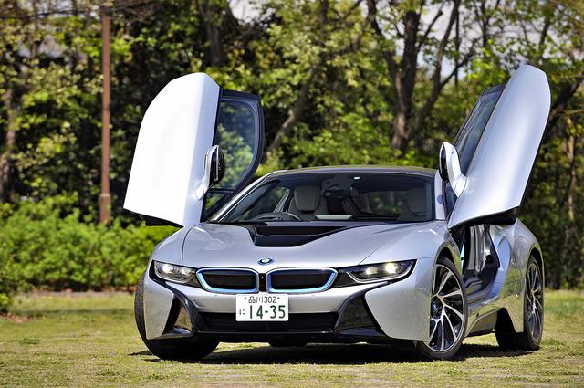 画像: BMWではシザー・ドアと呼ぶ前ヒンジの跳ね上げドア。開けた途端に、まわりの注目度が倍増する!