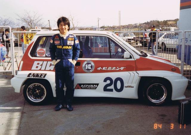 画像: 松田秀士氏の若いころの写真。これは1984年のシティターボ・ブルドッグレースのワンシーン。