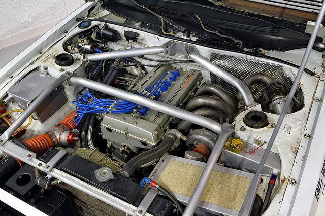 画像: ストラットバーなどで補強されたエンジンルーム。ツインカムターボの4T-GTEはツインプラグを採用していた。