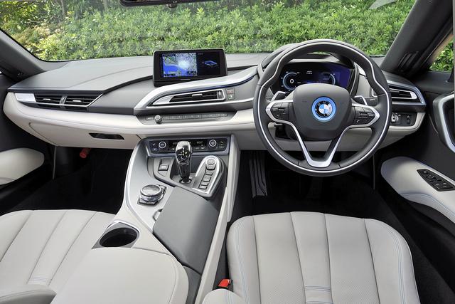 画像: インテリアのデザインも独特だが、操作系は基本的に他のBMW車と同じなので、わりと扱いやすい。