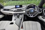 画像: インテリアのデザインも独特だが、操作系は基本的に他のBMW車と同じなので、わりと扱いやすい。