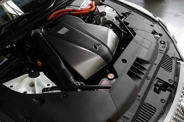 画像: 3.5L V6エンジンの後ろにふたつのモーターと4速ギアを組み合わせたハイブリッドシステム。