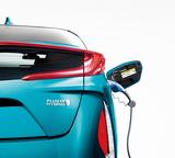 画像: プリウスPHVは0から満充電するのに、200V充電の場合は約6.5kWh、100V充電の場合は約8kWhの電力量が必要。契約内容によって異なるが、1kWh=24円だと、100V充電で満タンにするのに192円。100円玉2枚で、EV走行距離68.2km(カタログ値)走れることになる