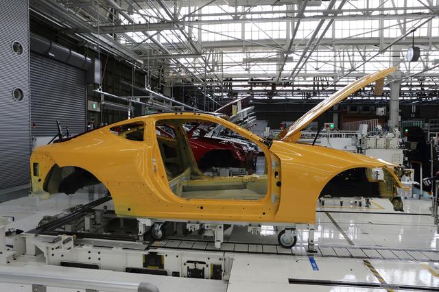 画像: 塗装工程を終えたLCのボディは、LC専用の組み立て工場に台車で運び込まれてくる。