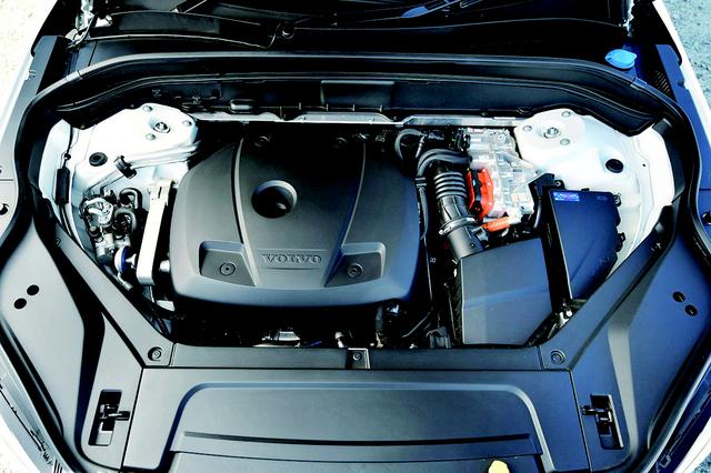 画像: ツインエンジンの名は、2L直4スーパーチャージャー+直噴ターボエンジンと強力な電気モーターを搭載することから付けられている。「T8」は、ラインナップの頂点でありプラグインハイブリッドモデルであることを表している。