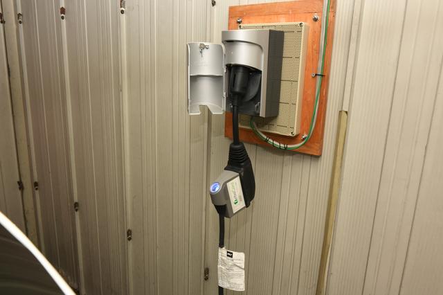 画像: こちらは充電器側。屋根のあるガレージの入り口から一番遠い場所にあるが、付属ケーブルに十分な長さがあり問題ない。
