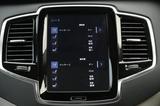 画像: マッサージ機能は運転席と助手席に用意され、個々に好みの強さ、速さなどが設定できる。