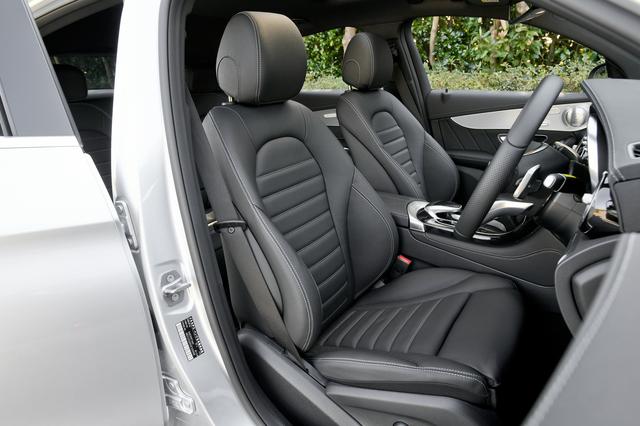 画像: 乗り降りがしやすい高さの運転席。着座姿勢はややアップライトになるが、セダンと乗り比べても違和感はなく、運転もしやすい。