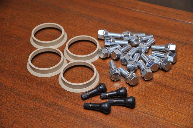 画像: ボルベットホイールの部品。専用ハブボルト、ハブリング、エアバルブが付属する。ハブリングをセットしてからホイールを装着することで、ホイール装着位置のセンター出しを精度高く保つことができる。