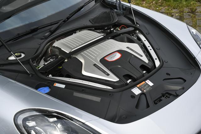画像: パナメーラ ターボはバンク内にターボをふたつ備える4L V8ツインターボを搭載。550psのパワーを誇る。