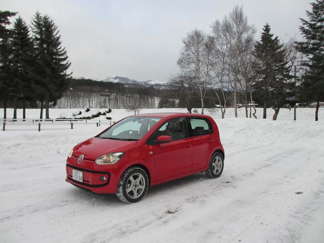 画像: 1月中旬の蓼科近辺は一面の雪景色。これぐらいの状況ならばFFのアップ!でも苦労なく走れる。エンジン始動後、スイッチをオンにするとちょっと待つだけで速やかに暖かくなってくれるシートヒーターはとても重宝した。