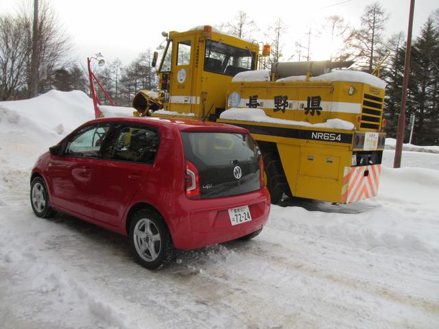 画像: アップ!に乗り始めて4カ月。その独特の感覚にもだいぶ慣れてきた。コールドスタート直後には、4気筒エンジンで1気筒だけ働きをサボっている時のようなバイブレーションがちょっと出るものの、それ以外の場面で3気筒エンジンのデメリットは感じない。ビーンという音とともに高回転まで元気よく回しつつ、マニュアルでシフトしながら走るのが実に気持ち良く、5速MT仕様を導入してもらいたい気持ちになる。MMアップ!号、至極快調である。