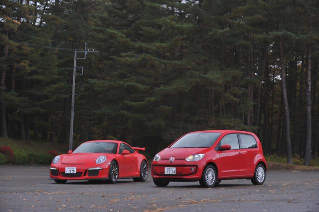 画像: ポルシェ911GT3とMMアップ!号。取材時のワンシーン。GT3とアップ!ではその走行ペースもだいぶ異なるが、ドライバーの技量が存分に要求されるアップ!の運転も、面白さという意味ではなかなかどうして劣らないと感じられた。この取材の際に、MMアップ!号でおよそ750kmの距離を走ったのだが、それだけの距離を走っても余計な疲れを感じさせないフロントシートの出来の良さにも驚かされた。ちなみに上級モデルであるハイ アップ!には前席シートヒーターが標準装備されており、その効能を満喫している。