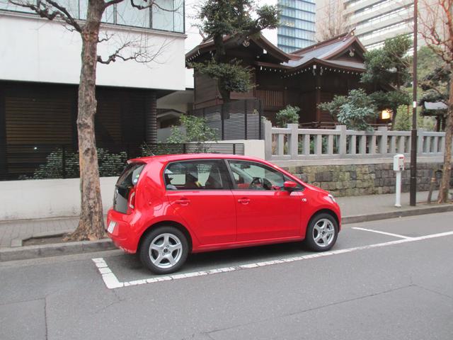 画像: コインパーキングの枠内に後ろ寄せで駐車してみると、前方にはこんなにもまだ余裕がある。道理で駐車がしやすいわけである。ハンドルの切れ角も大きいし、操舵力そのものも軽いので、狭い場所で動かすのも苦にならない。