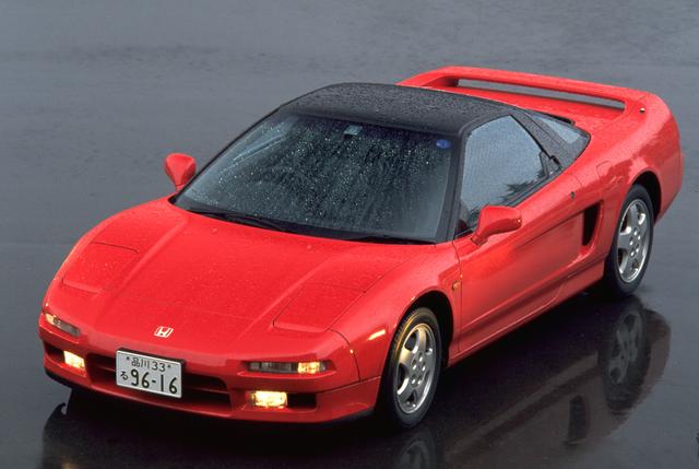 画像: 初代 NSX。基本的なデザインはプロトタイプの NS-X と同じだが、フロントバンパーなどの意匠が異なる。